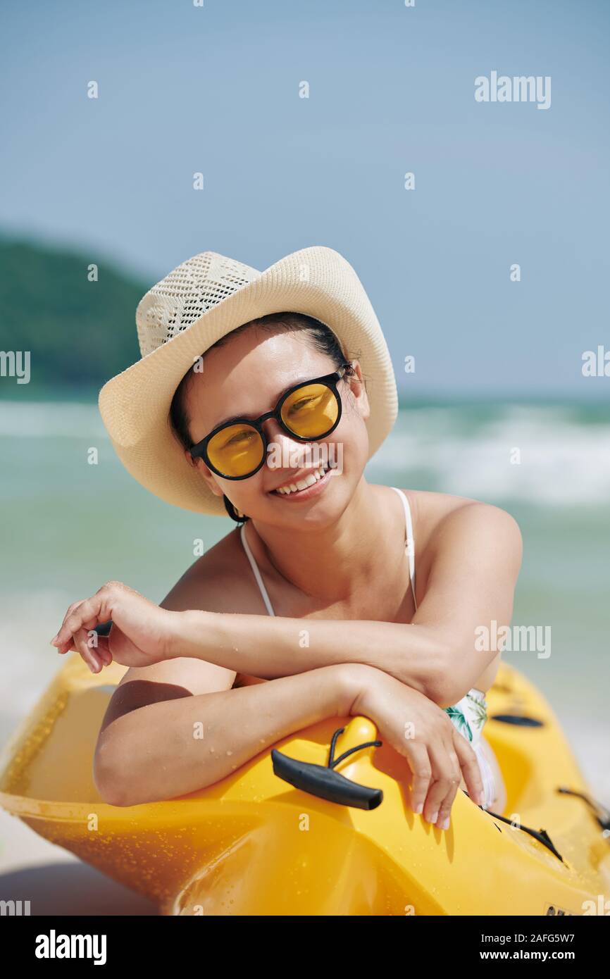 Muy sonriente joven vietnamita en el sombrero de paja y gafas de