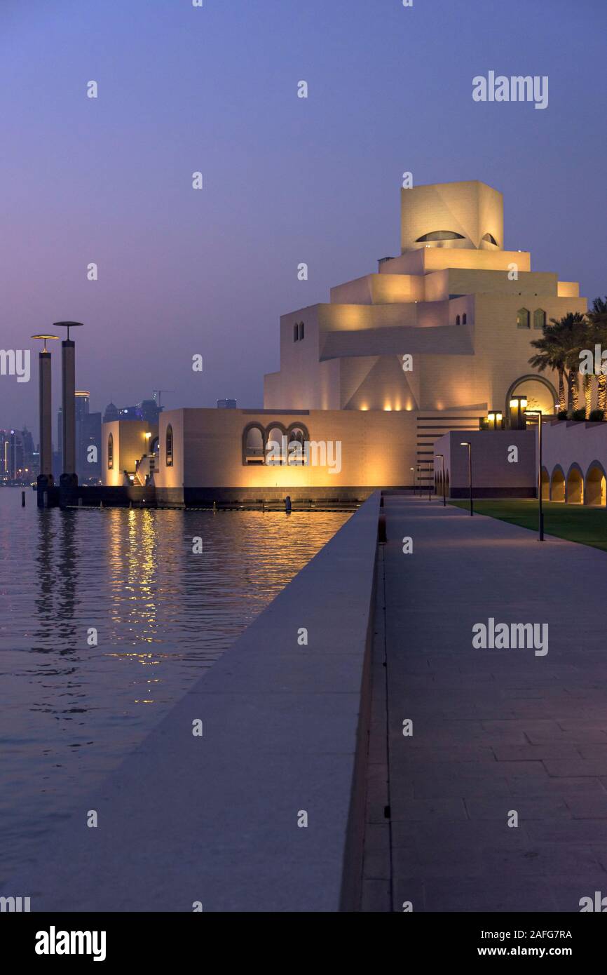Vista de noche del Museo de Arte Islámico, Doha, Qatar Foto de stock