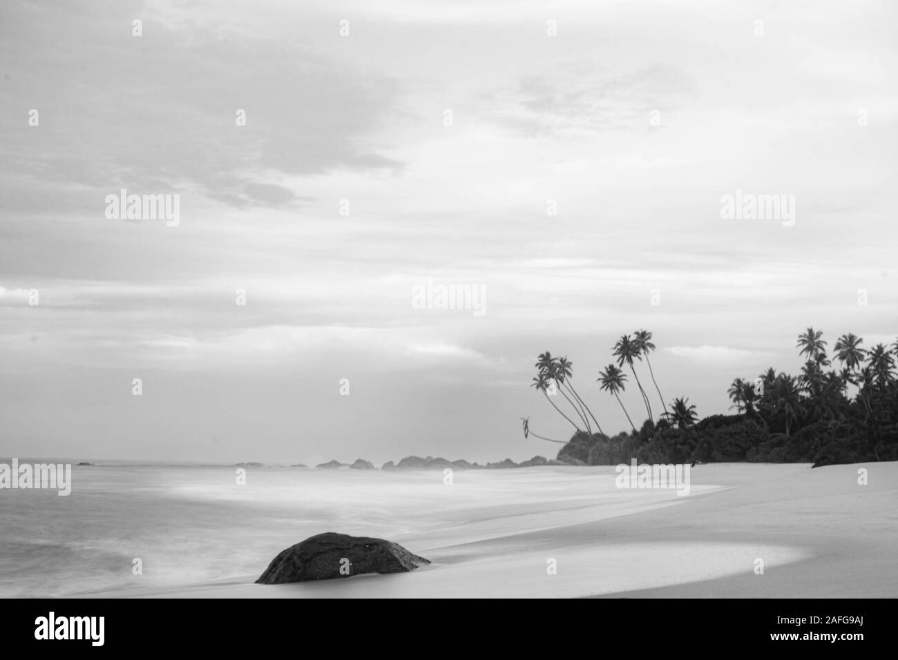 Blanco y Negro Ondas Playa - Sri Lanka - fotografía monocromo - Obturador lento - fotografía de larga exposición fotografía Foto de stock