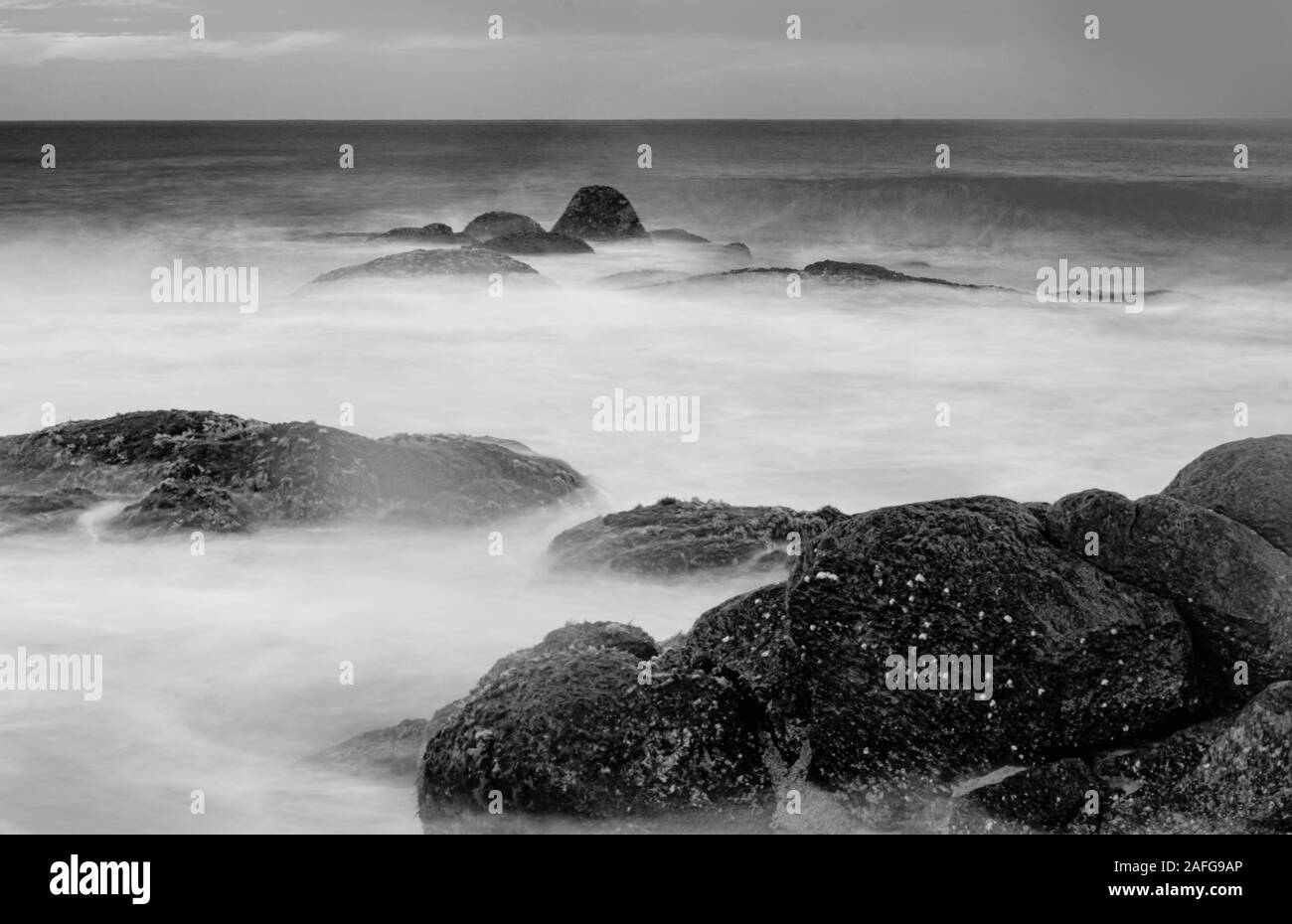 Blanco y Negro Ondas Playa - Sri Lanka - fotografía monocromo - Obturador lento - fotografía de larga exposición fotografía Foto de stock