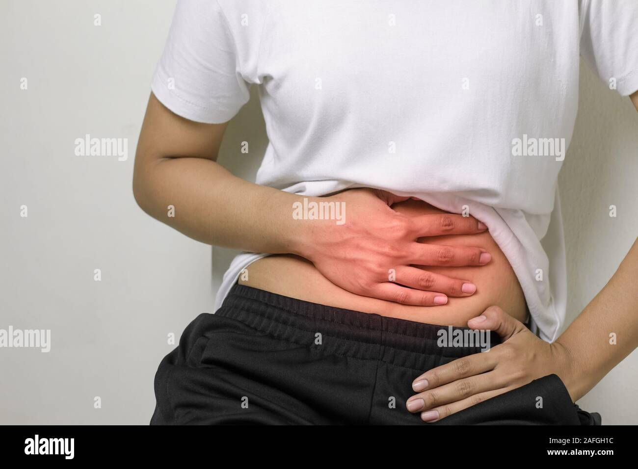 у женщины болит живот стоковое видео. девушка проснулась. несварение у девушки. болит живот. нестерпимая боль в животе.