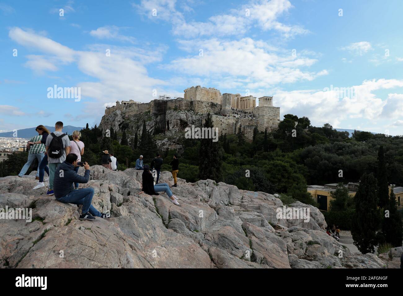 Cuál Es La Ciudad Más Antigua Del Mundo Diciembre 15, 2019: la ciudad de Atenas, Grecia. El 15 de diciembre de  2019. Los turistas visitar la Acrópolis de Atenas, que es una antigua  ciudadela situada sobre una colina rocosa sobre