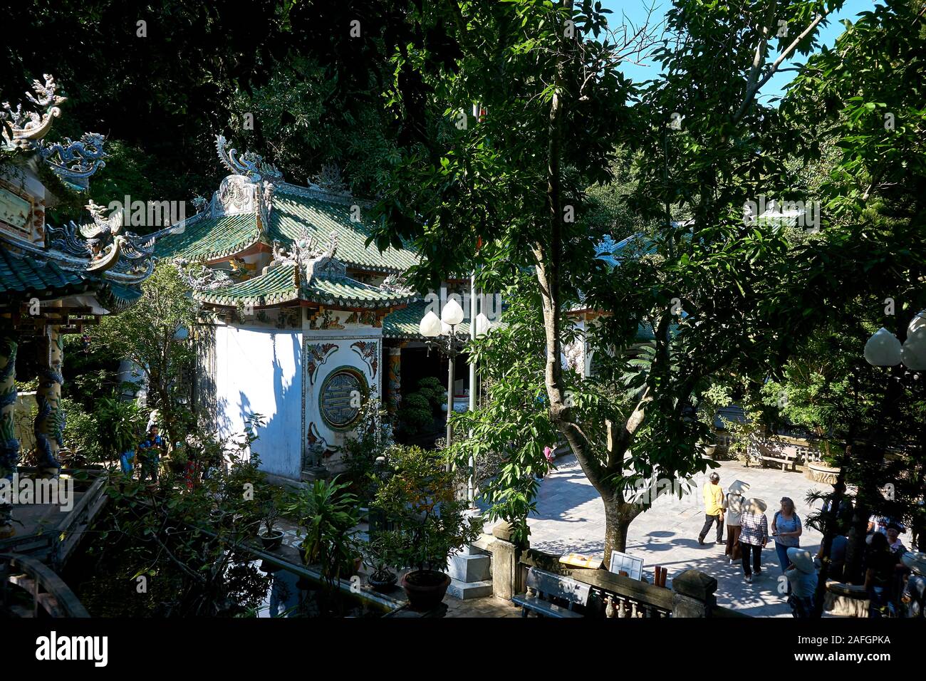 DA NANG, Vietnam - Noviembre 22, 2019: la gente visita del templo en las montañas de mármol, Da Nang, Vietnam Foto de stock