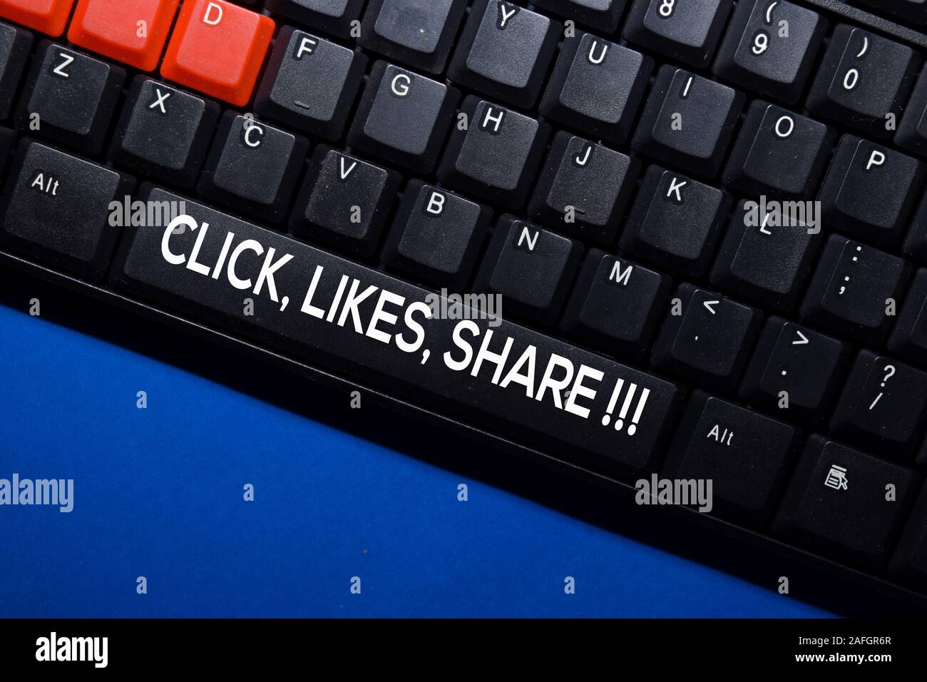 Haga clic en Compartir, gustos!!! Escribir con el teclado aislado sobre  fondo portátil Fotografía de stock - Alamy