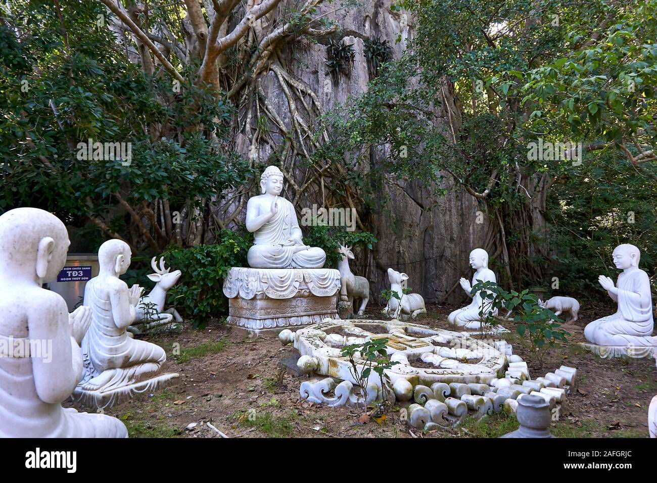 DA NANG, Vietnam - Noviembre 22, 2019: la estatua de Buda en las montañas de mármol, Da Nang, Vietnam Foto de stock