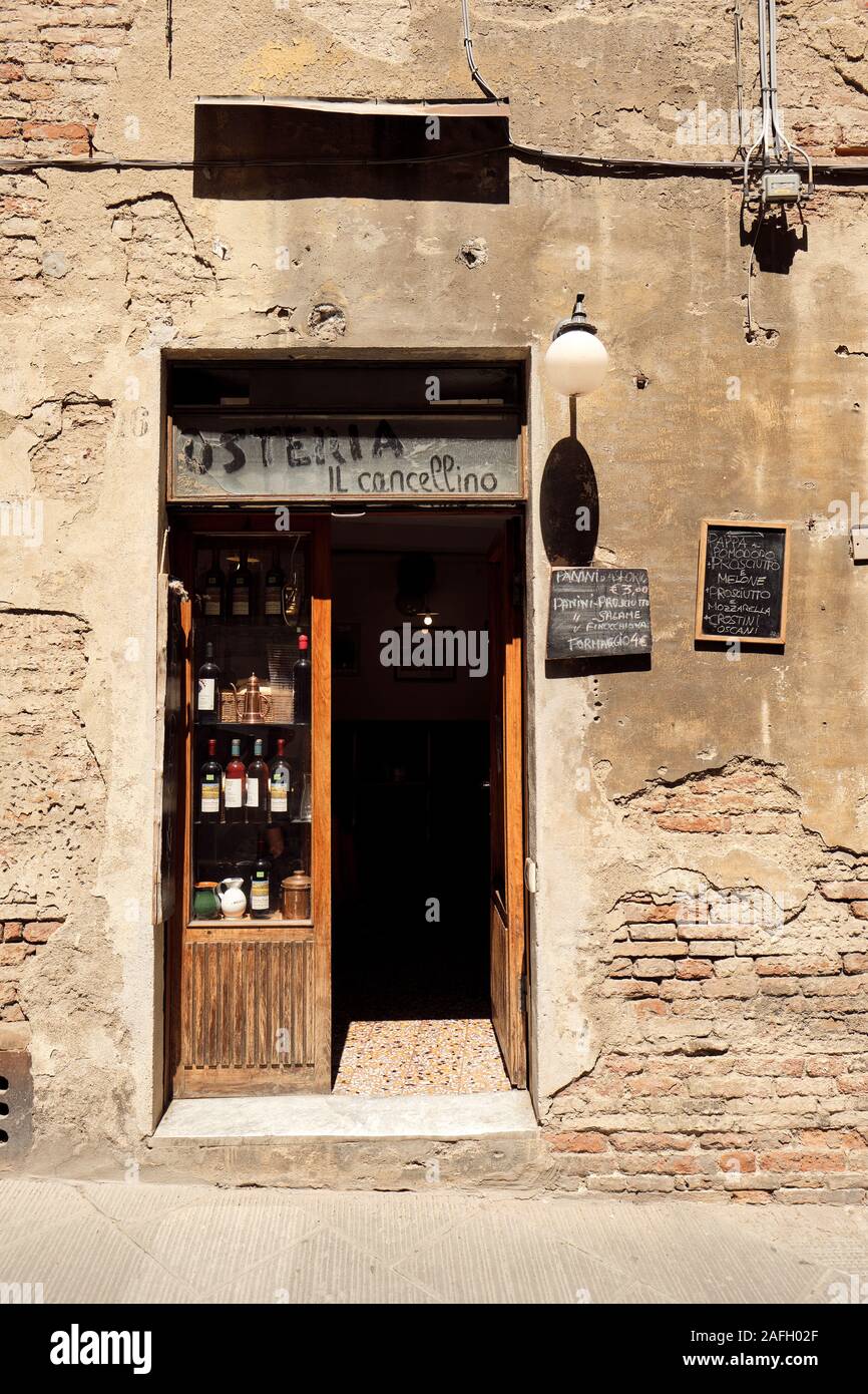 El rústico exterior mínima de un pequeño Osteria en las callejuelas de Siena Toscana Italia UE Foto de stock