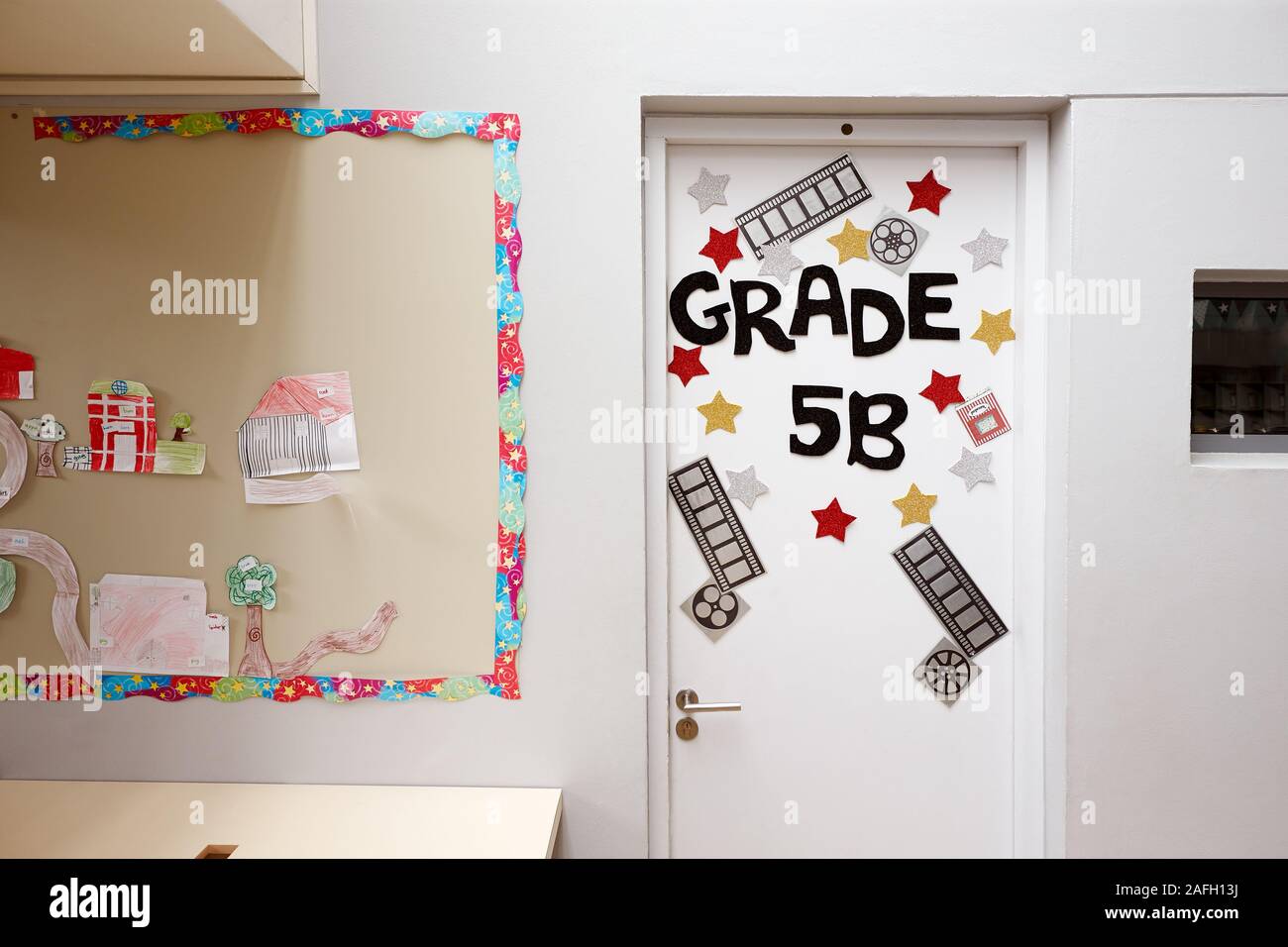 Puerta a las aulas de la escuela primaria con la placa de la pantalla Foto de stock