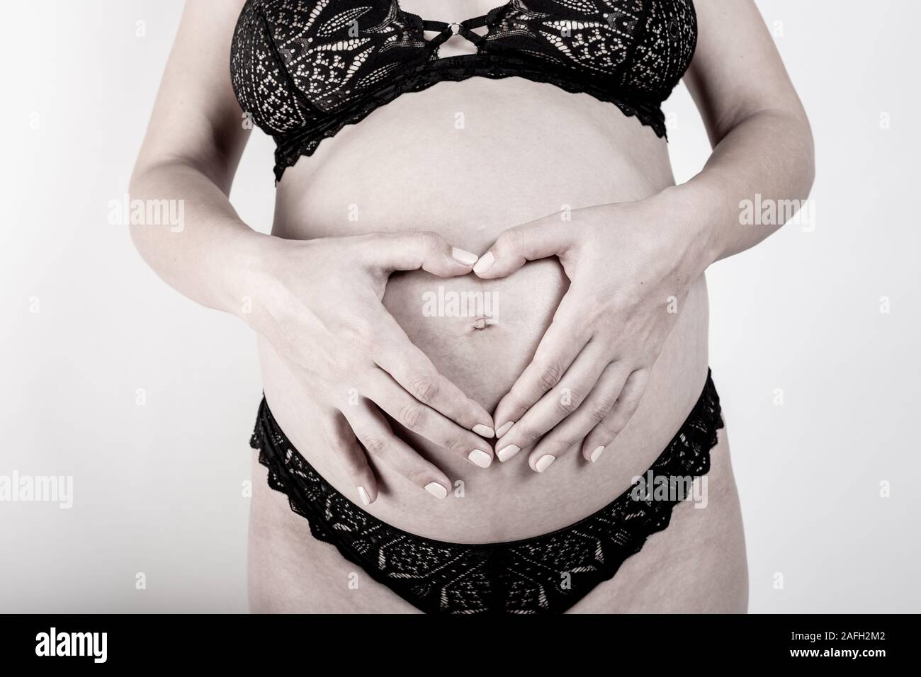 Cerca de un lindo embarazada vientre Foto de stock