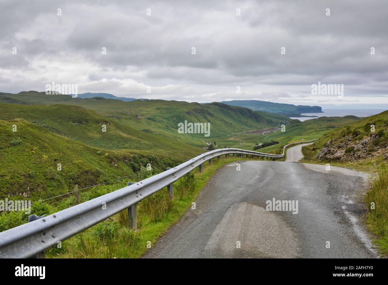 Carretera de un solo carril entre paisajes remotos en la isla de Lewis y Harris, Outer Hebrides, Escocia Foto de stock