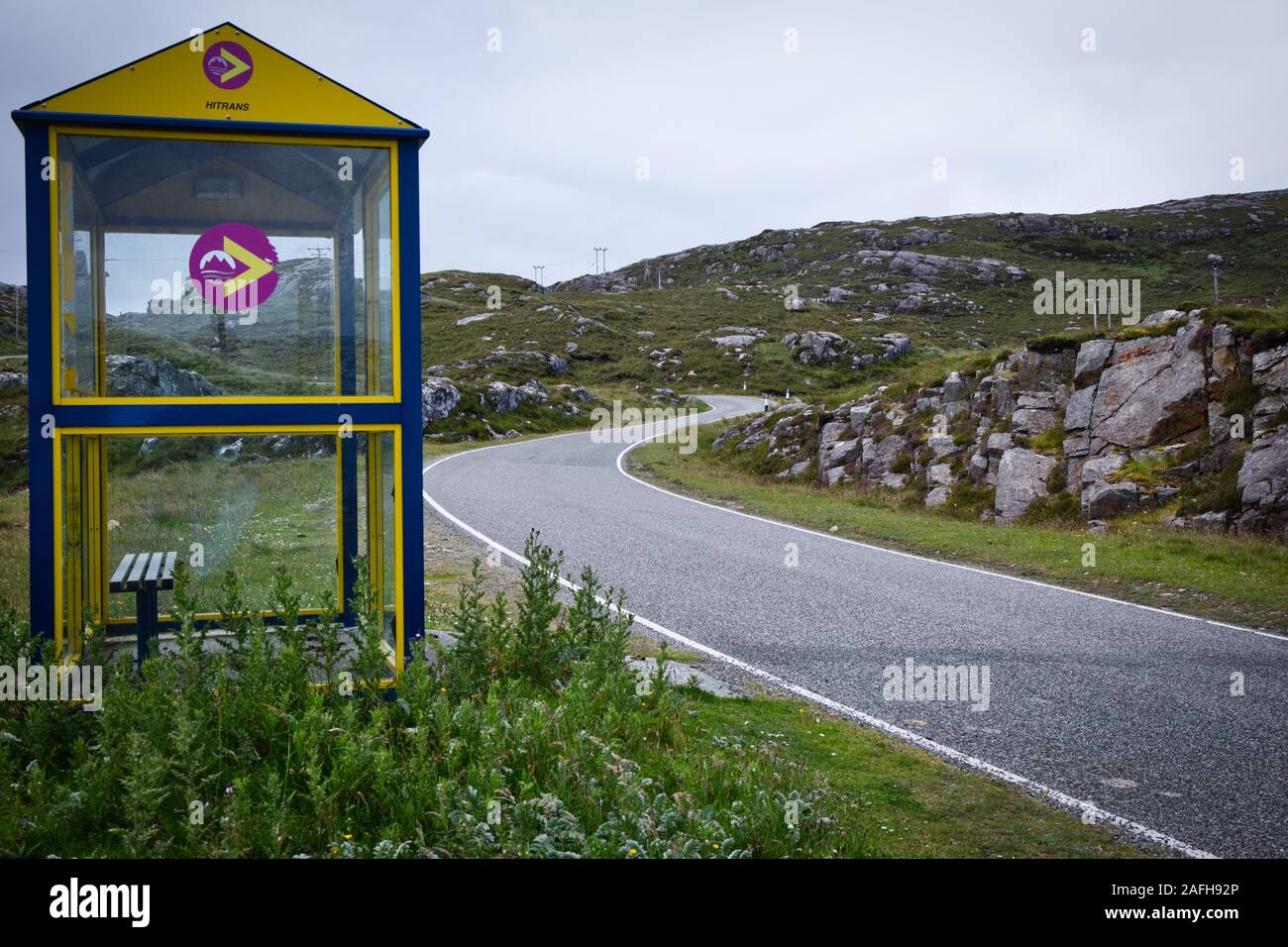 Parada de autobús aislada en la carretera de un solo carril en la remota isla de Lewis y Harris, Outer Hebrides, Escocia Foto de stock