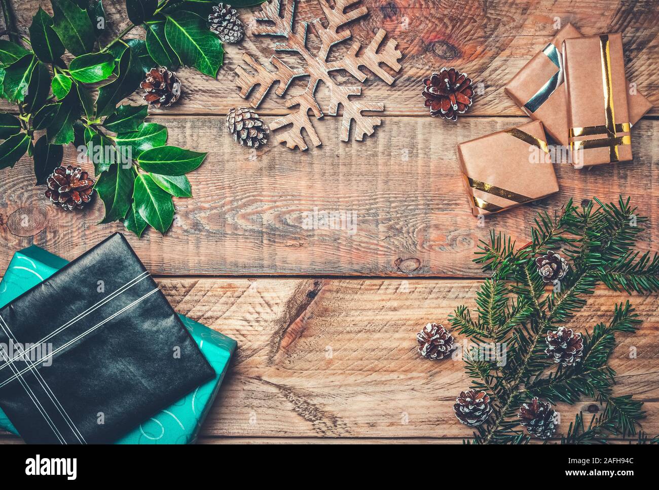 Sentar planas imagen concepto de vacaciones de navidad con regalos, rama de abeto, madera de estrella de nieve y las piñas. Copie el espacio en el centro. Foto de stock