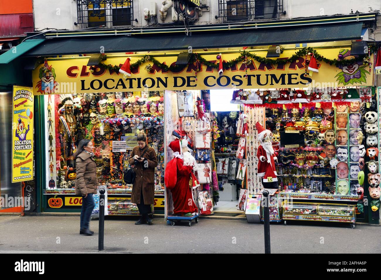 Alquiler de disfraces - Tienda de trucos y capturas - París - Francia  Fotografía de stock - Alamy
