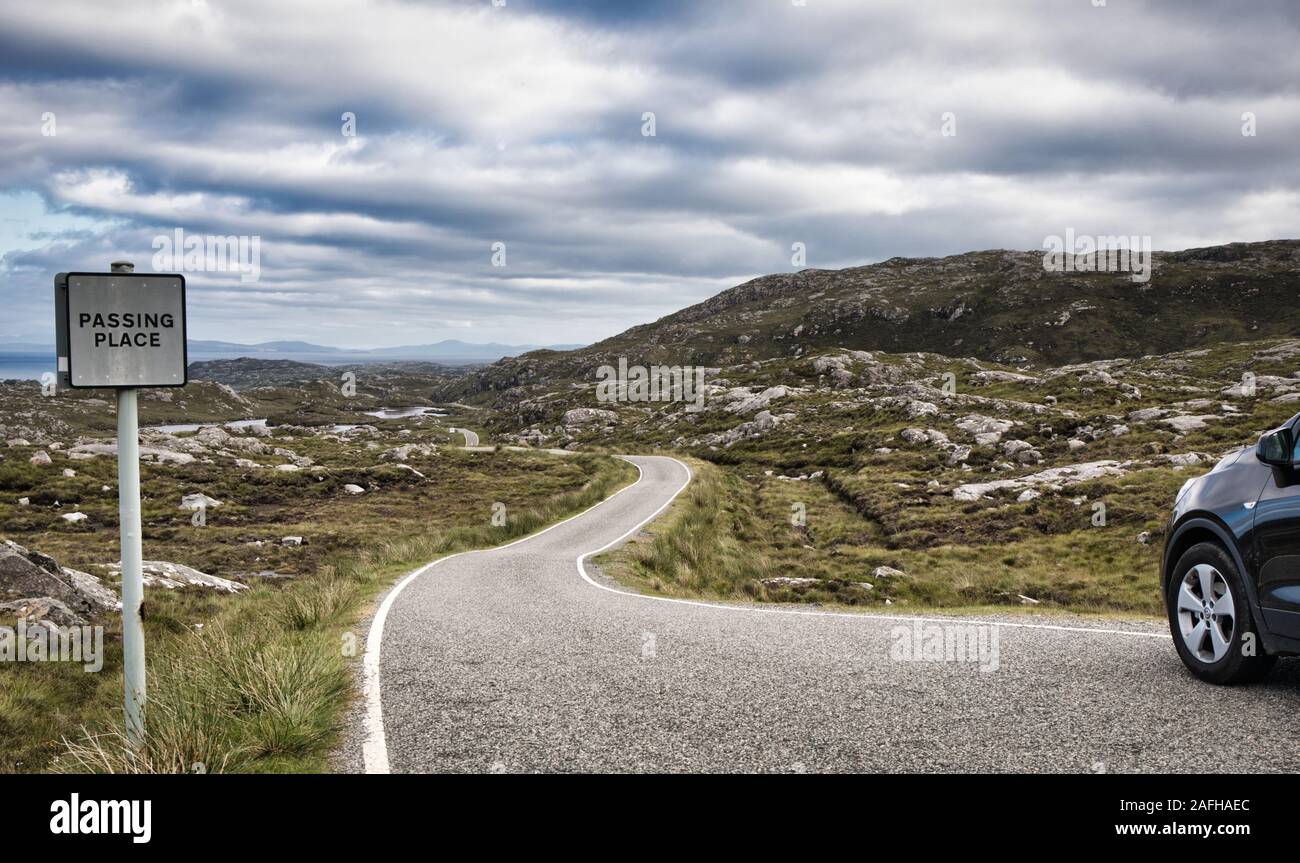 El coche se detuvo pasando lugar en una carretera de un solo carril a distancia entre un paisaje estéril en la Isla de Lewis y Harris, Outer Hebrides, Escocia Foto de stock