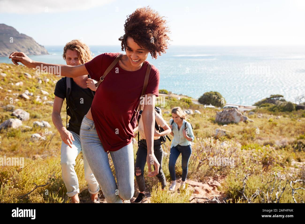 La milenaria Afroamericana principales amigos una caminata cuesta arriba por la costa, cerrar Foto de stock