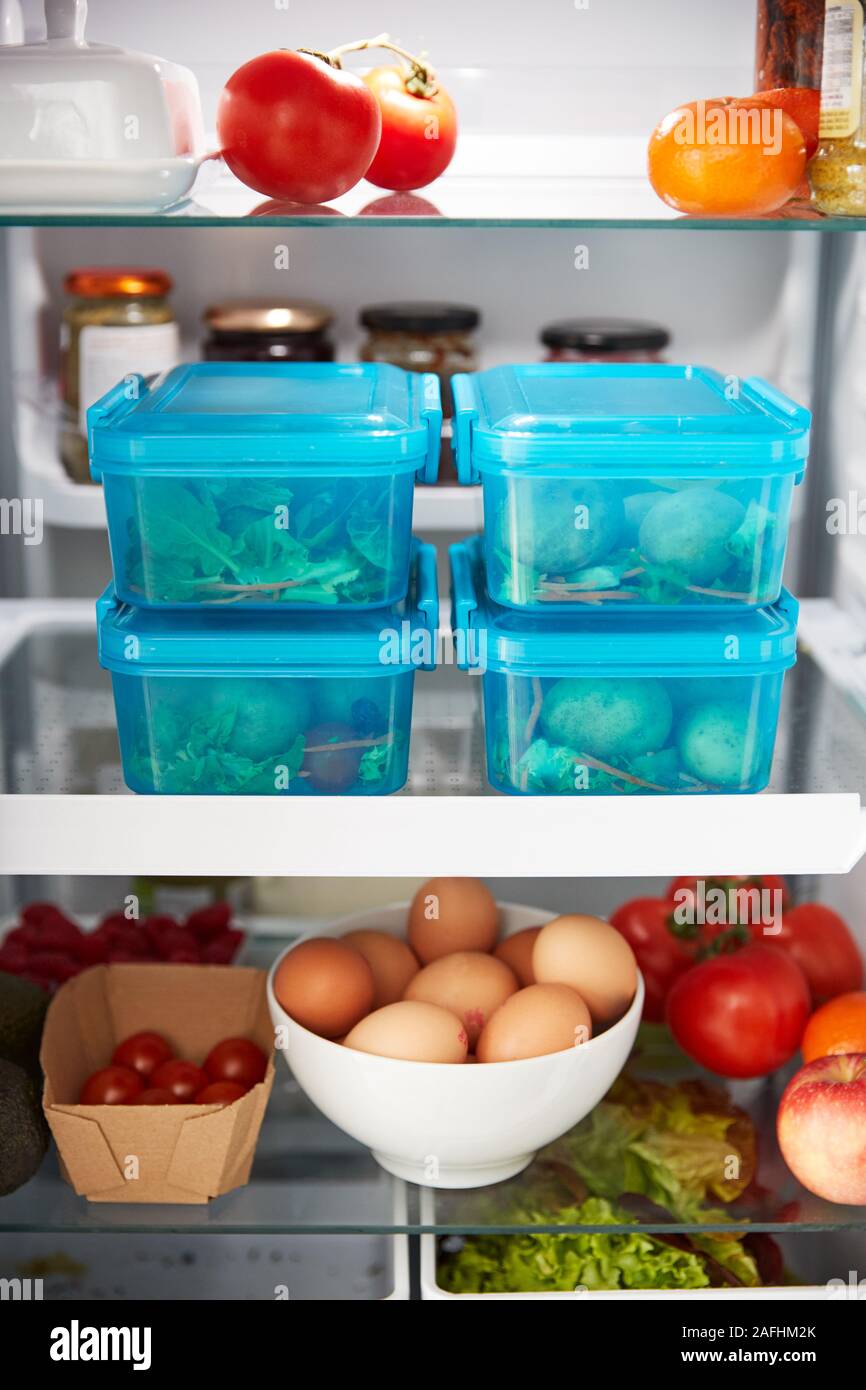 Vista interior de la nevera de alimentos sanos y comidas empaquetadas en contenedores de plástico Foto de stock