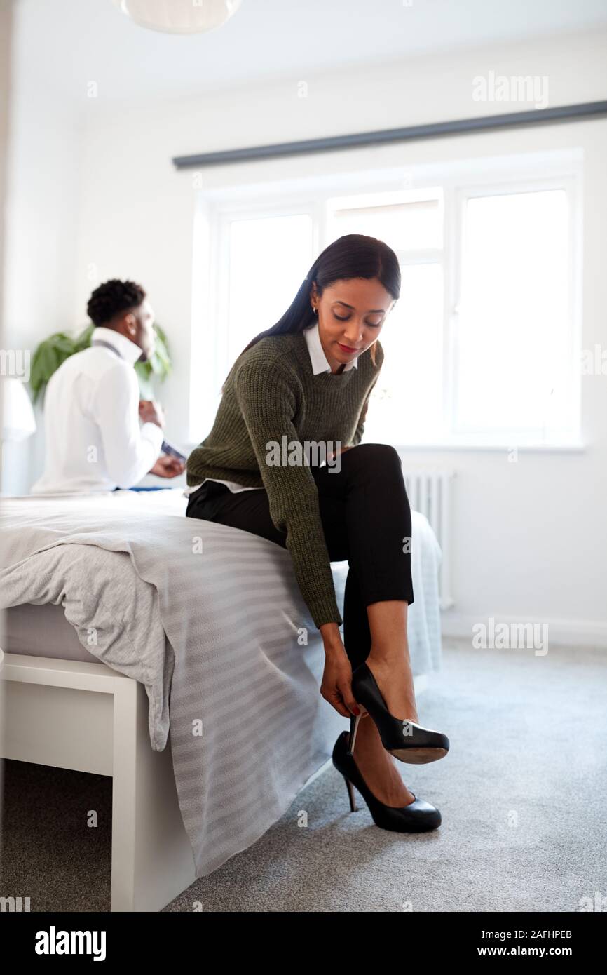 Hombre Profesional Preparándose Para El Trabajo Que Pone Calcetines Para El  Trabajo En La Mañana En Su Casa Fotos, retratos, imágenes y fotografía de  archivo libres de derecho. Image 37707669