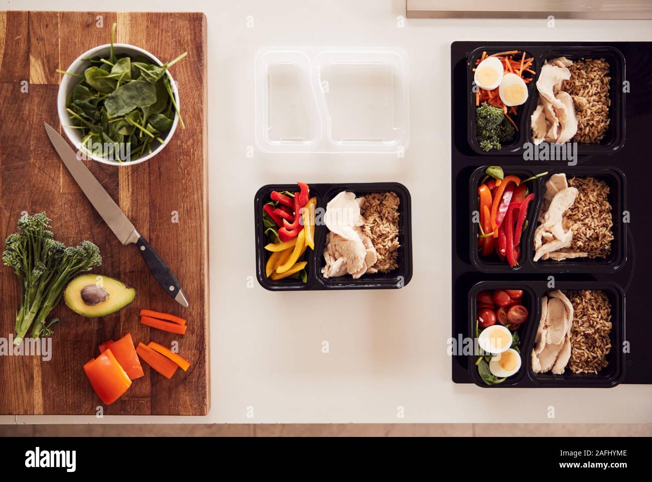 Fotografía cenital de ingredientes y contenedores para el lote de comidas saludables en casa en la Cocina Foto de stock