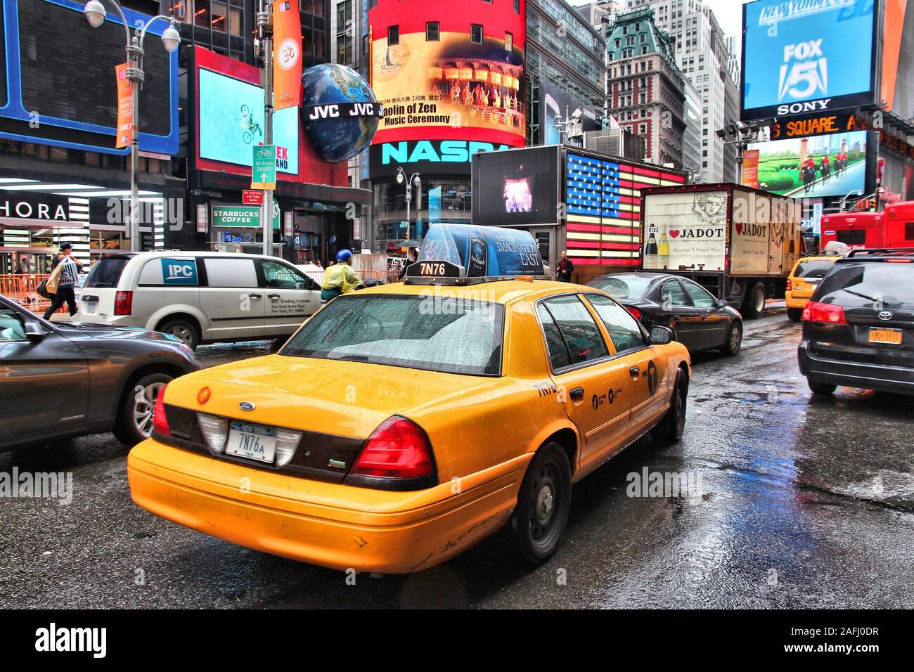 Nueva York, Estados Unidos - 10 de junio de 2013: unidades de Taxi lluvioso en Times Square, en Nueva York Times Square es uno de los lugares más reconocidos en el mundo. Más de 300.000 pe Foto de stock