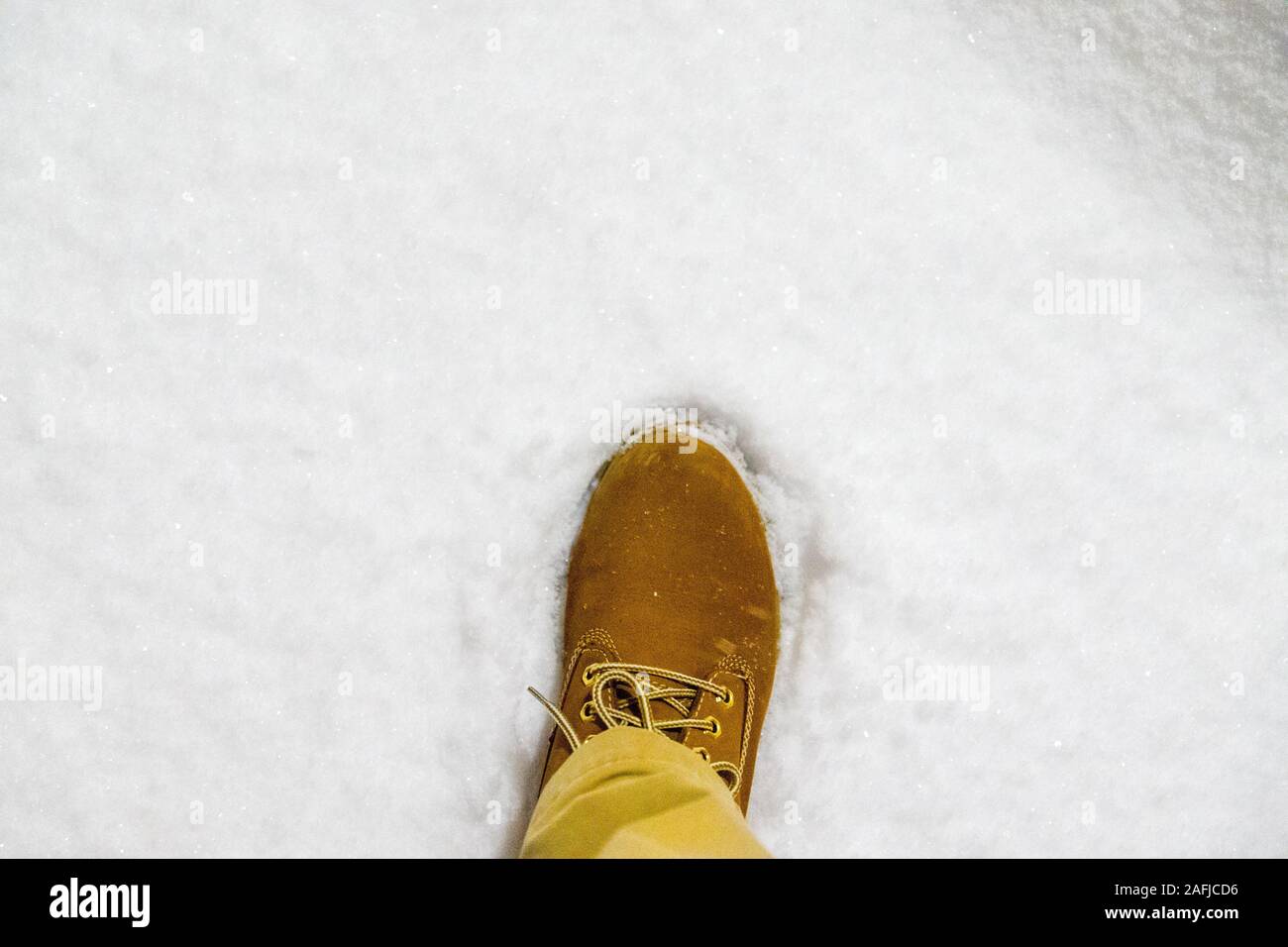 Caterpillar de cuero marrón Timberland zapatos botas de trabajo en la nieve  Fotografía de stock - Alamy