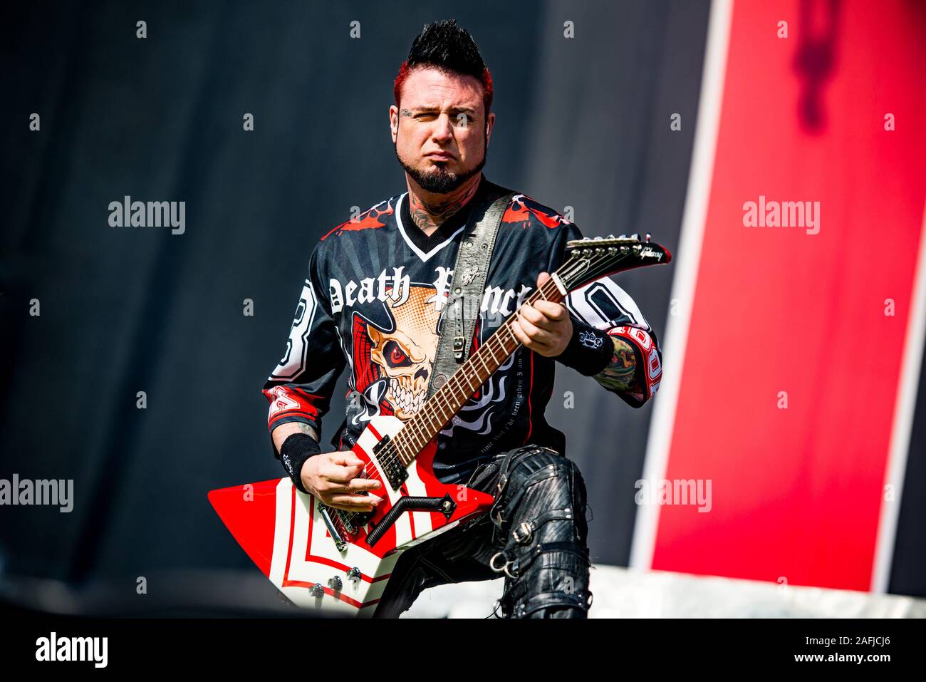 MUNICH, Alemania - 31 de mayo: Jason Hook, guitarrista de la banda de metal  americano od Five Finger muerte Punch (5FDP) tocando en vivo en el festival  Rockavaria el 31 de mayo