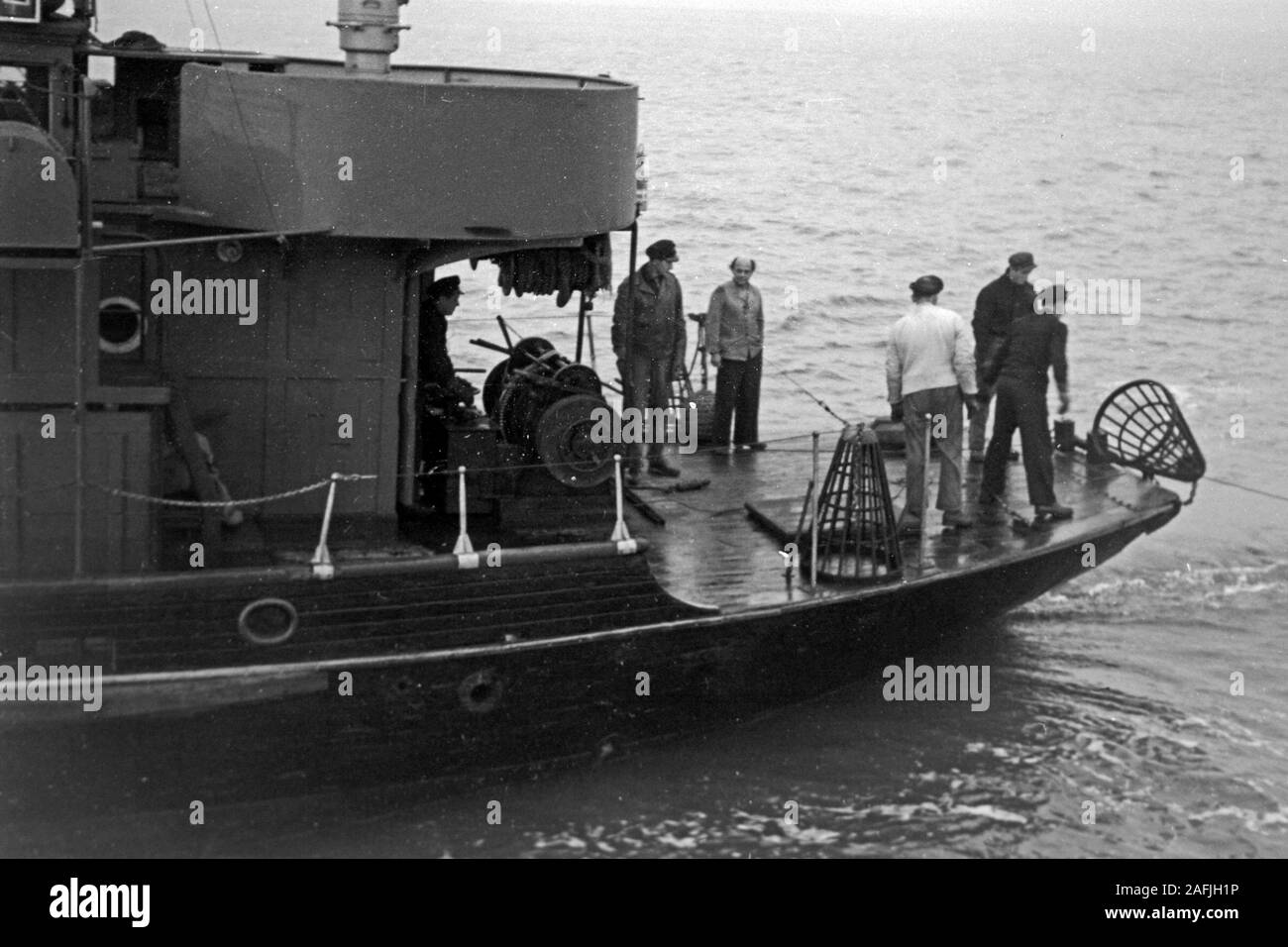 Arbeiter auf einem arrastrero im Hafen von Emden, Niedersachsen, Deutschland 1950. Los trabajadores de un buque en el puerto de Emden, Baja Sajonia, Alemania 1950. Foto de stock