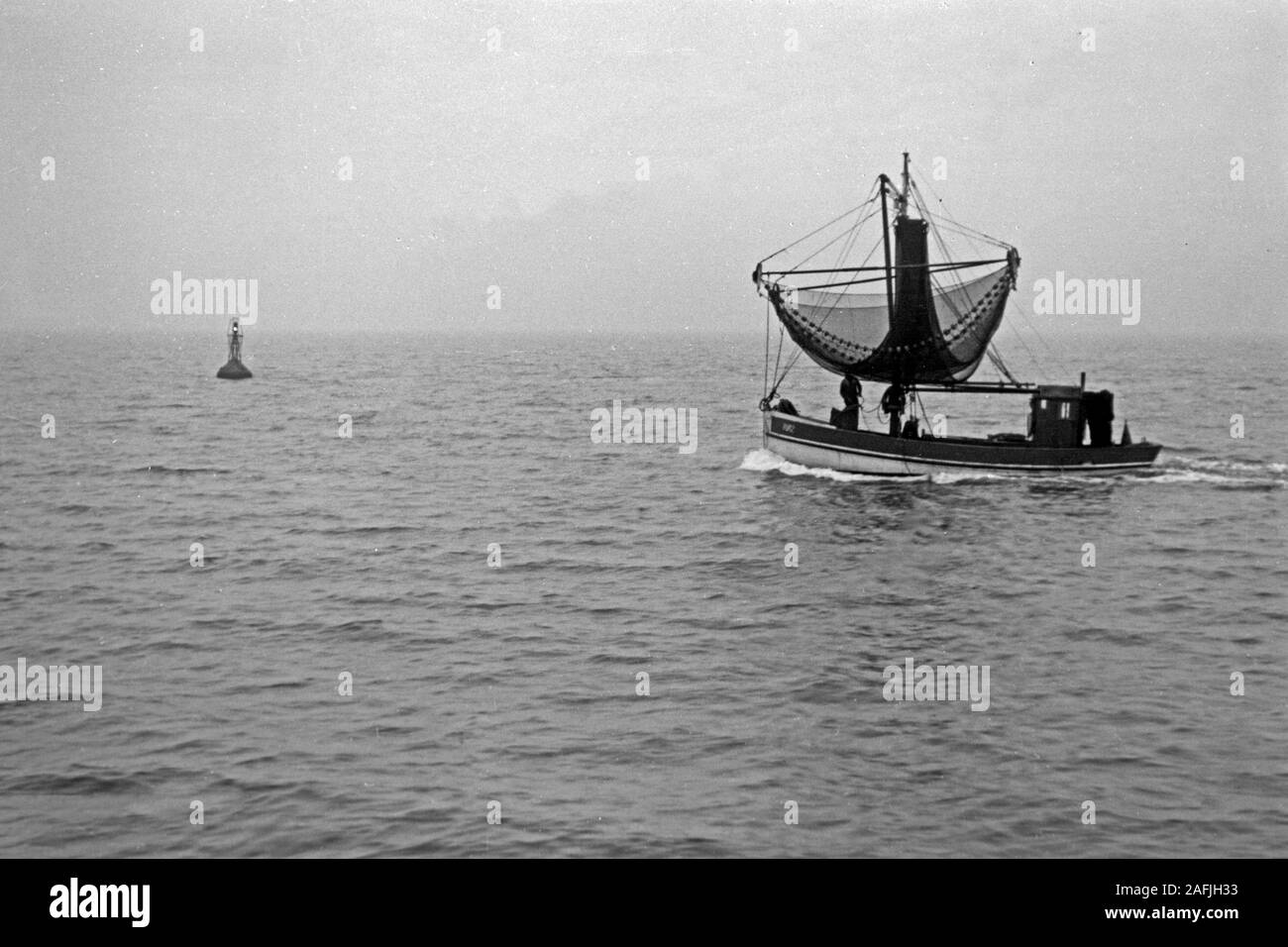 Ein Fischtrawler läuft zum Fang aus dem Hafen von Emden aus, Niedersachen, Deutschland 1950. Un barco de pesca dejando Emden Harbour para pesca, Baja Sajonia (Alemania), 1950. Foto de stock