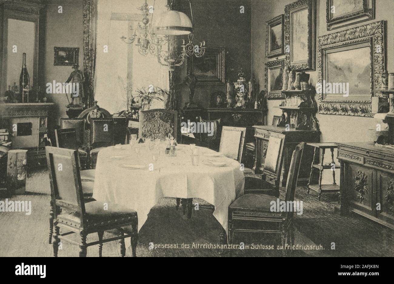 Postal: Comedor de la canciller del Imperio Alemán Otto von Bismarck en  Palacio Friedrichsruh con mesa, sillas y una lámpara de araña (foto sin  fecha Fotografía de stock - Alamy