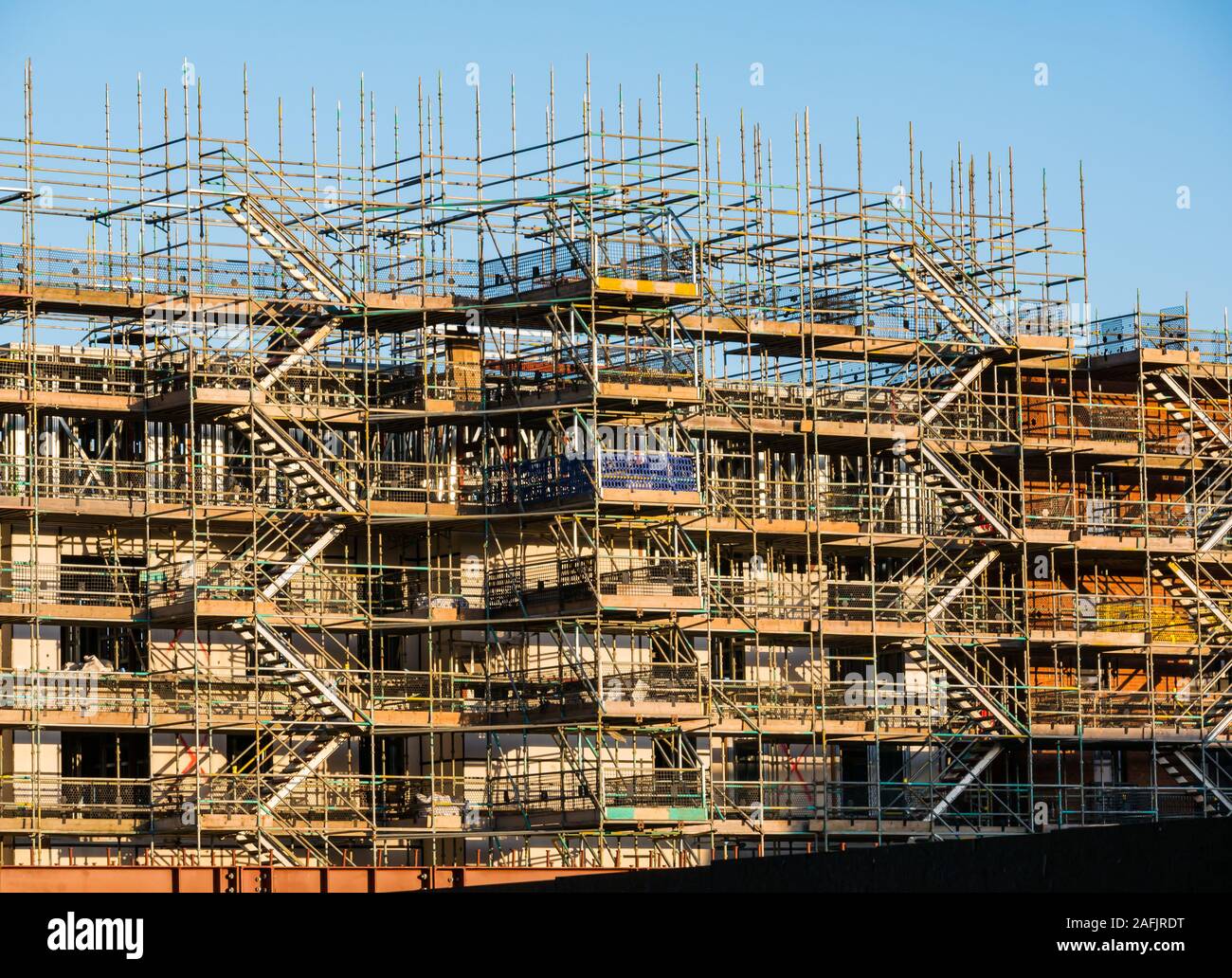 Andamios en la construcción de edificios de apartamentos de Cala Casas, Waterfront Plaza, Leith, Edimburgo, Escocia, Reino Unido Foto de stock