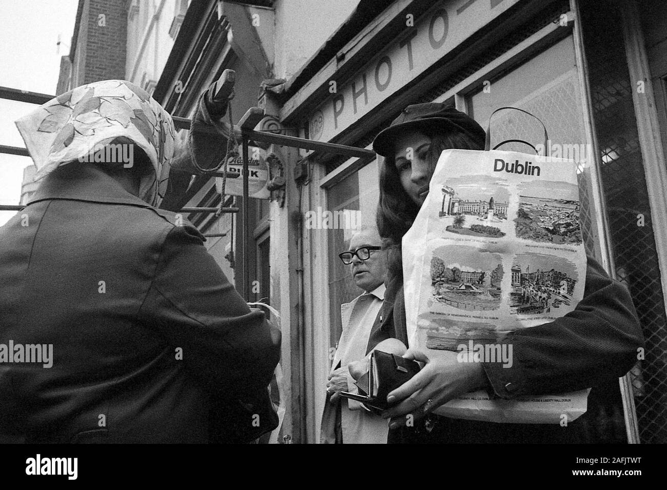 Mercadillo en Londres: La imagen muestra la mujer con sombrero, Dublín-bolso Fotografía de stock Alamy