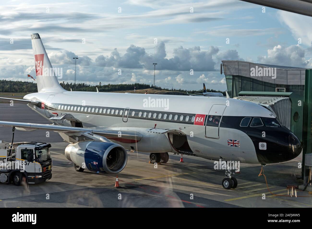 A British Airways Airbus (G-EUPJ) A319 en BEA (British European Airways) librea de patrimonio, en Gotemburgo en Suecia. British Airways celebra una ce Foto de stock
