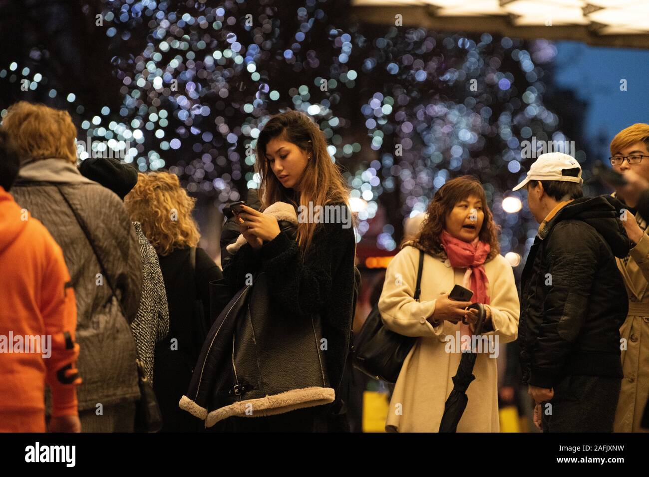 Los compradores de Navidad haciendo compras navideñas de última hora, fuera de Selfridges, Londres, Reino Unido. Foto de stock