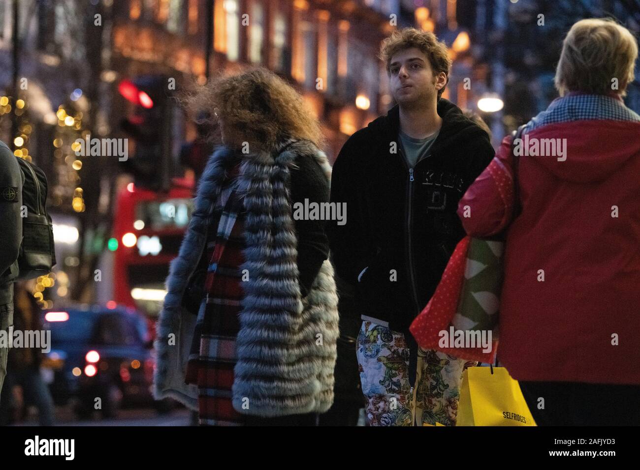 Los compradores de Navidad haciendo compras navideñas de última hora, fuera de Selfridges, Londres, Reino Unido. Foto de stock