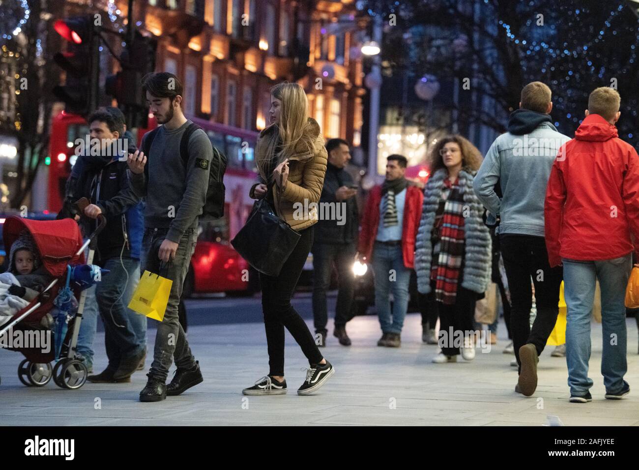 Los compradores de Navidad haciendo compras navideñas de última hora, fuera de Selfridges, Londres, Reino Unido. Foto de stock