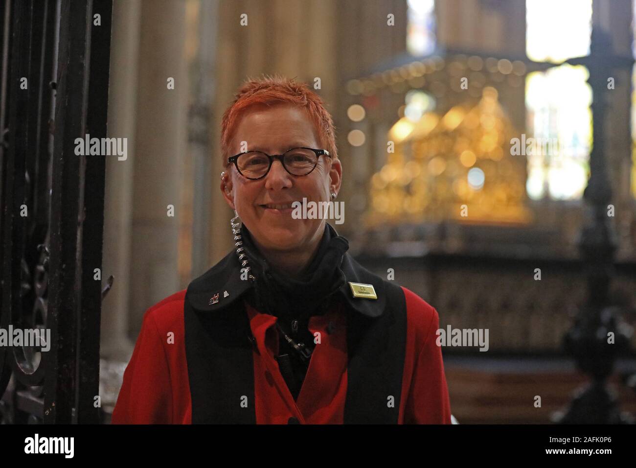 Colonia, Alemania. 07 Nov, 2019. Claudia Drolshagen, un suizo estudioso de la catedral, se encuentra enfrente de la Dreikönigsschrein en la catedral. Crédito: Oliver Berg/dpa/Alamy Live News Foto de stock
