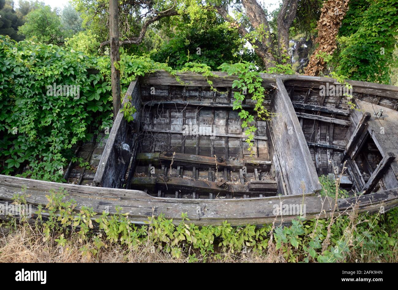Abandonados o barco naufragado barco antiguo de madera cubierto de sobrecrecimiento en La Seyne-sur-Mer Var Provence Francia Foto de stock