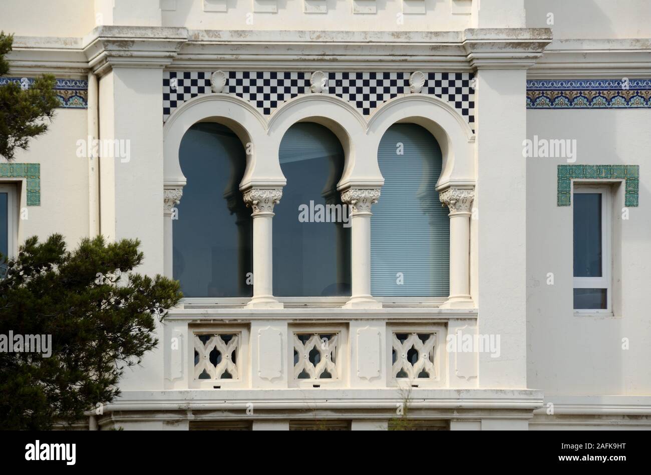 La Oriental o ventana Triple de estilo morisco con arcos de herradura en Institut Michel Pacha (1900), Tamaris, La Seyne-sur-Mer Var Provence Francia Foto de stock