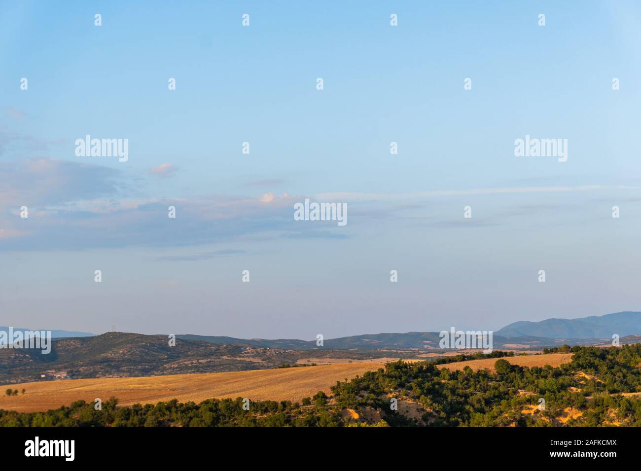 Cielo azul y amarillo los campos horizontales en Grecia Foto de stock