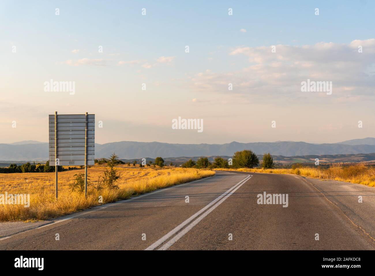 Escudo de carretera por la carretera horizontal en Grecia Foto de stock