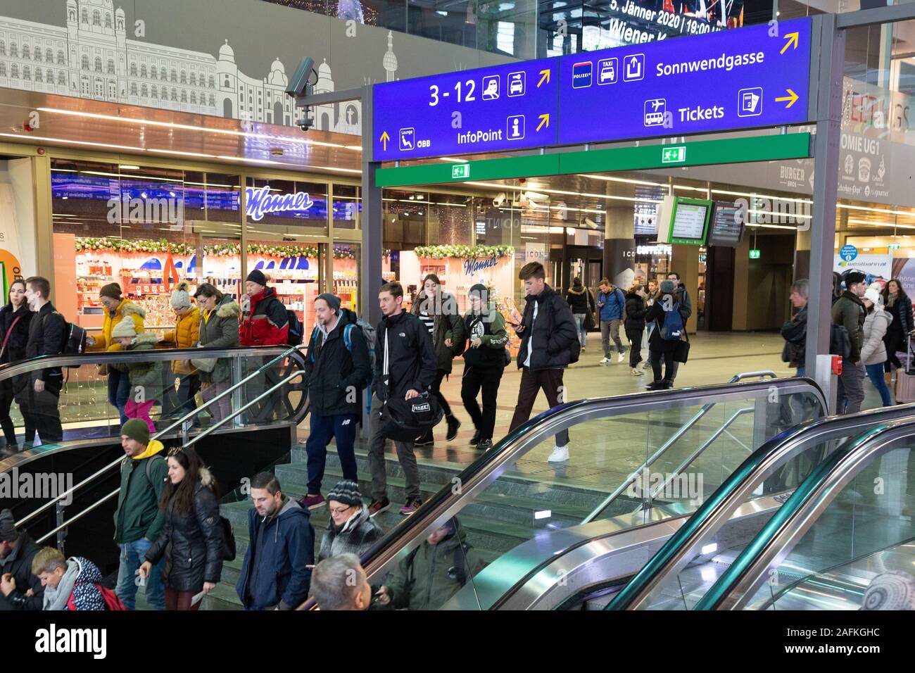 Estación central de Viena o Wien Hauptbahnhof; Viena, Austria Europa