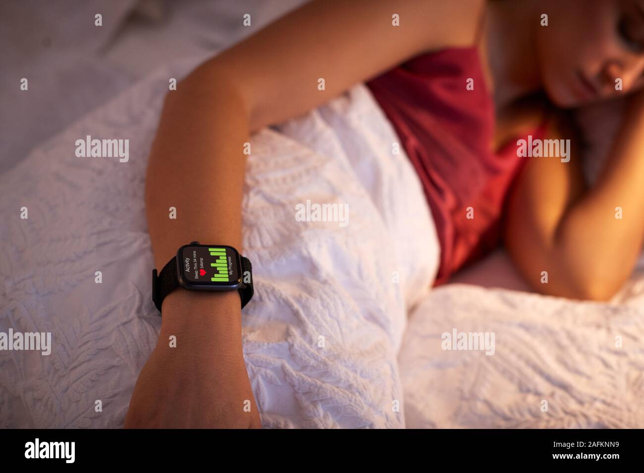 Mujer que duerme en la cama con el foco en Smart Watch ella lleva  Fotografía de stock - Alamy