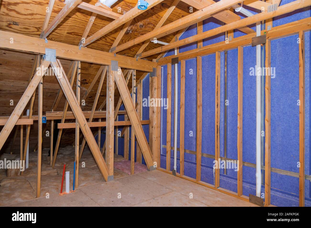 Vista interior en la construcción de la pared de un apartamento ático de nueva trama nueva casa hogar residencial. Foto de stock