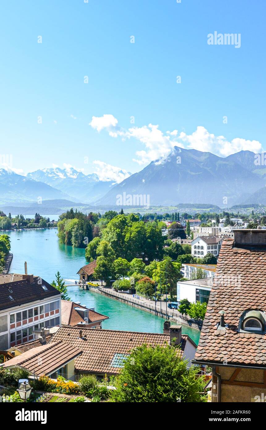 Paisaje Urbano Historico De La Ciudad De Thun En Suiza La Vieja Ciudad Historica Situada En El Rio Aare Turquesa Alpes Suizos Con Montanas Nevadas En El Fondo Fotografia De Stock