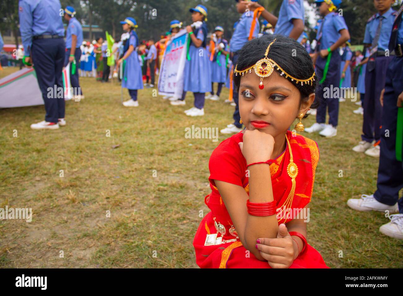 Tradicionalmente se celebra el día de la victoria de Bangladesh: Asia del sur linda chica participando Fancy Dress la competencia por el uso de joyas y vestuario Foto de stock
