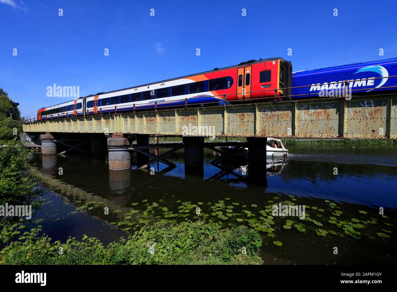 Tren East Midlands 158 río Nene, de la ciudad de Peterborough, Cambridgeshire, Inglaterra, Reino Unido. Foto de stock