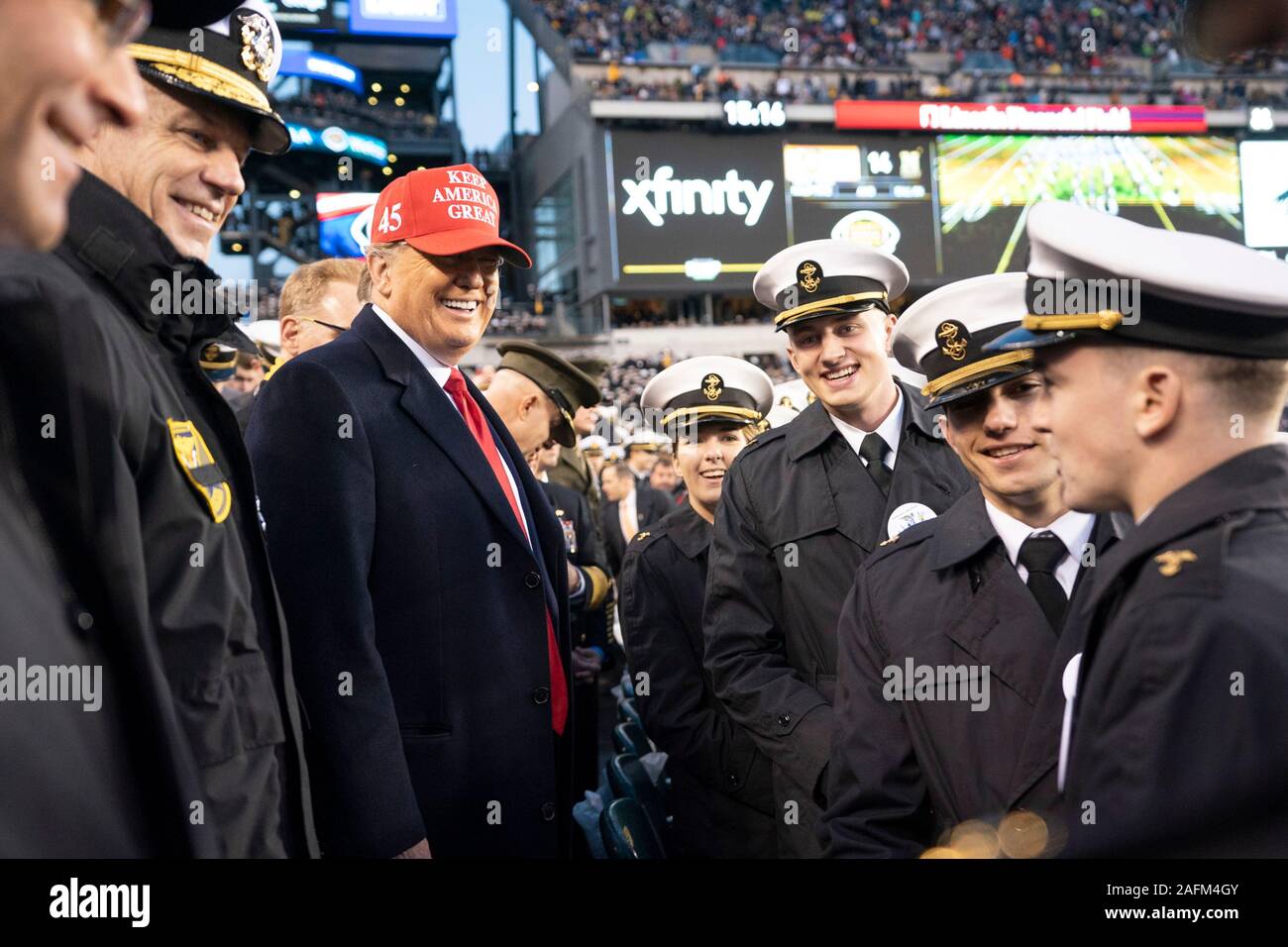 El Presidente de Estados Unidos, Donald chats con cadetes de la Marina en la 120ª Army-Navy juego de fútbol en el Lincoln Financial Field el 14 de diciembre de 2019 en Filadelfia, Pensilvania. Marina reclama el título superando 31-7 del Ejército. Foto de stock
