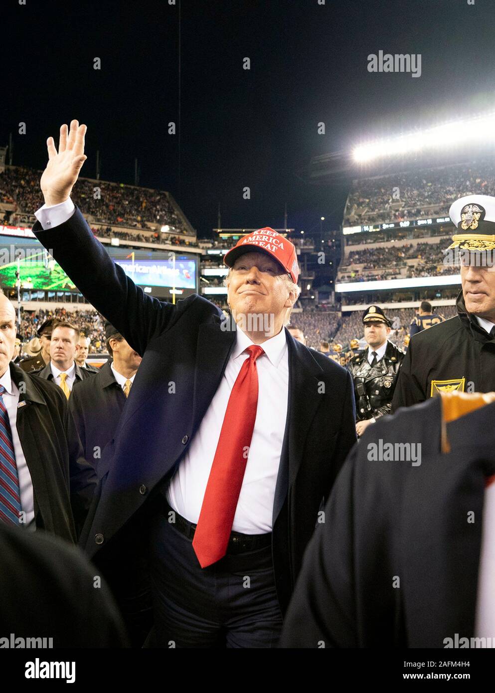 El Presidente de Estados Unidos, Donald ondas a la multitud mientras se despedía de la 120th Army-Navy juego de fútbol en el Lincoln Financial Field el 14 de diciembre de 2019 en Filadelfia, Pensilvania. Marina reclama el título superando 31-7 del Ejército. Foto de stock