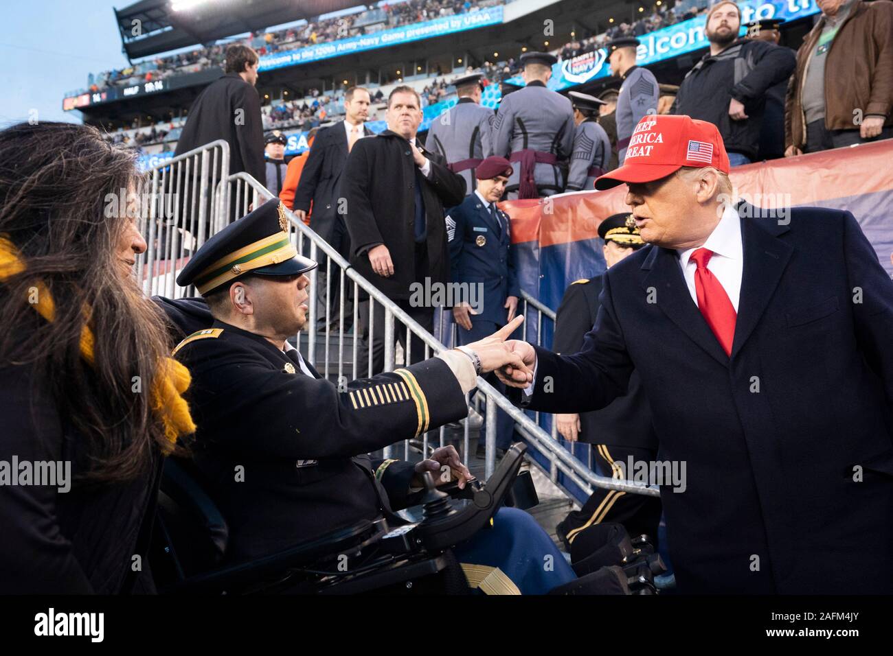 El Presidente de Estados Unidos, Donald saluda a los fans del ejército en la 120ª Army-Navy juego de fútbol en el Lincoln Financial Field el 14 de diciembre de 2019 en Filadelfia, Pensilvania. Marina reclama el título superando 31-7 del Ejército. Foto de stock