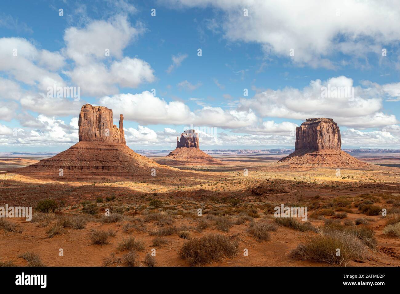 West Mitten Butte (izquierda), East Mitten Butte (Los mitones) y Merrick Butte (derecha), Monument Valley, Utah, EE.UU. de la frontera de Arizona Foto de stock