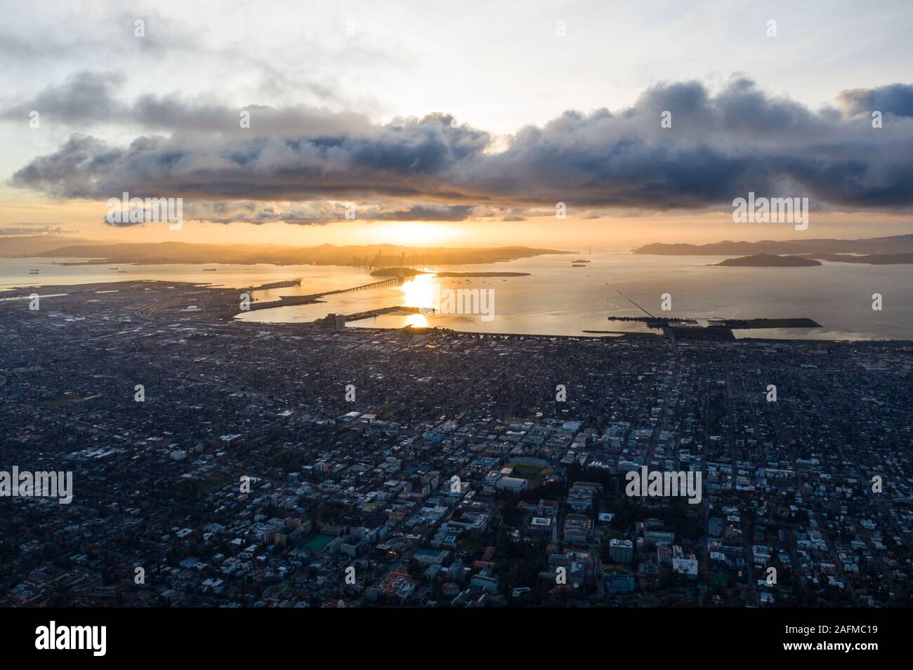 Un sereno atardecer ilumina la densamente poblada área de la Bahía de San Francisco, incluyendo Oakland, Berkeley, Emeryville, El Cerrito y San Francisco. Foto de stock