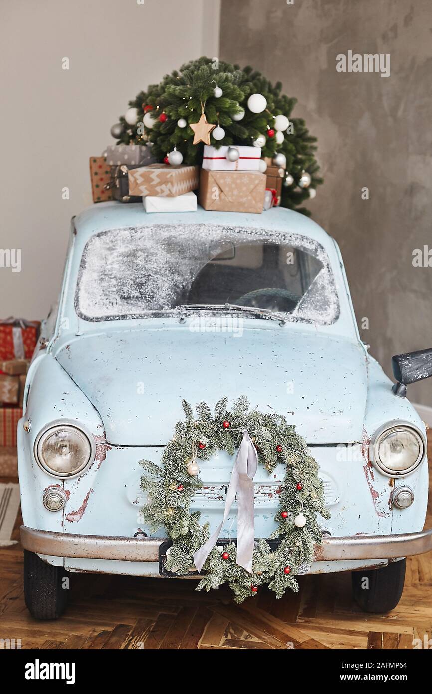 Coche clásico decorado de Navidad. Un vintage coche decorado para las  vacaciones de Año Nuevo cargado de regalos festivos. Navidad decoración  retro coche cargado con Fotografía de stock - Alamy
